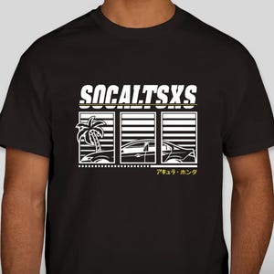 Puede incluir: Camiseta negra con un diseño gráfico blanco. El diseño presenta el texto "SOCALTSXS" encima de tres paneles rectangulares. Los paneles representan una palmera, un coche y una silueta de coche. Texto japonés debajo.