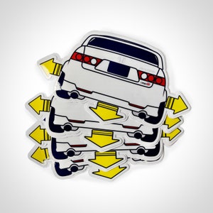 Puede incluir: Un conjunto de cuatro pegatinas de coche blancas con flechas amarillas que apuntan hacia abajo. El coche es un Honda Accord blanco con un grupo de luces traseras rojo y azul. Las pegatinas están impresas con el texto "ACCORD" y "TYPE-R".