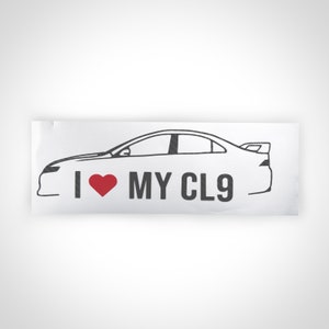 Könnte beinhalten: Ein weißer Aufkleber mit einer schwarzen Umrandung eines Autos und dem Text "I ♥ MY CL9".
