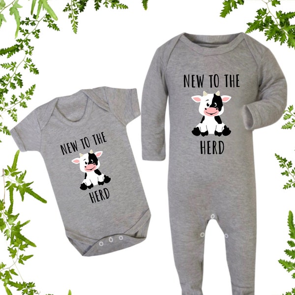 Nuevo en el traje de vaca de rebaño / traje de manga corta / ropa de bebé de vaca / regalo de recién nacido de vaca / regalo de babyshower de vaca