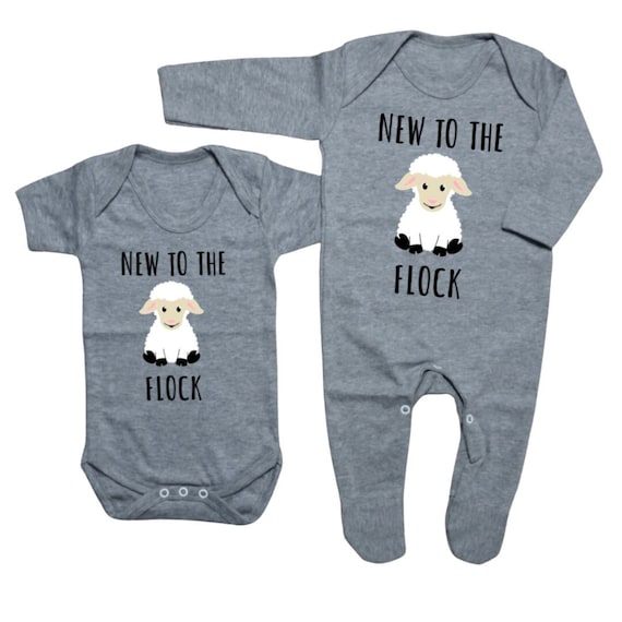 Schattige babykleding met schapen Nieuw bij de kudde Cadeau babyschaap Babyshower schaap Leuk boerenbabycadeau Uniseks slaappak Etsy Nederland
