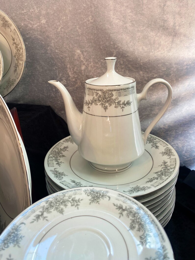 Lynns Fine China Olivia Service for 12 84 Piece Set Gray & White
