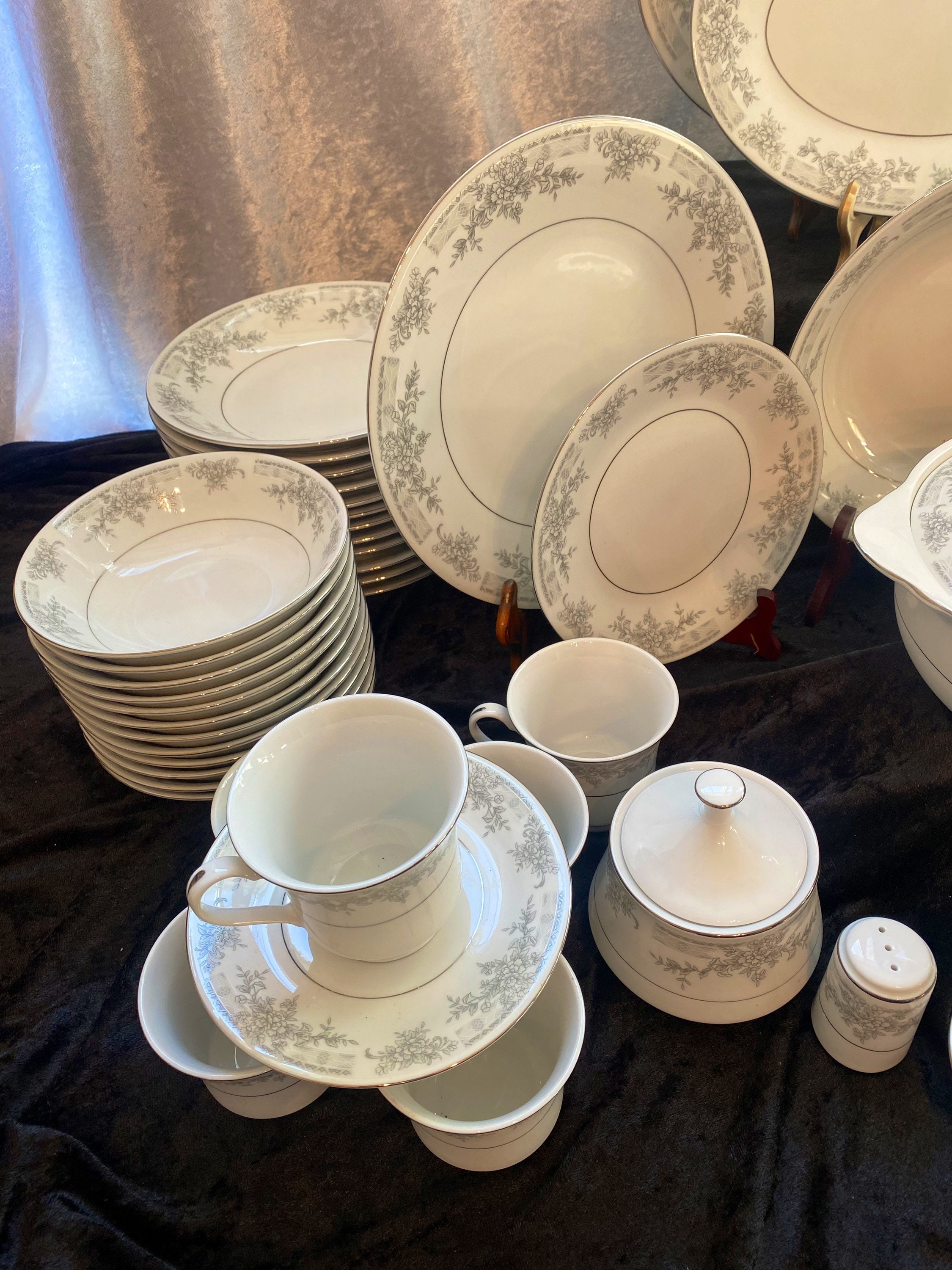 Lynns Fine China Olivia Service for 12 84 Piece Set Gray & White