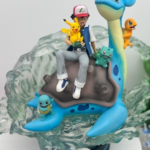 Lapras Statue mit Ash, Pikachu, Bisasam, Schiggy, & Glumanda
