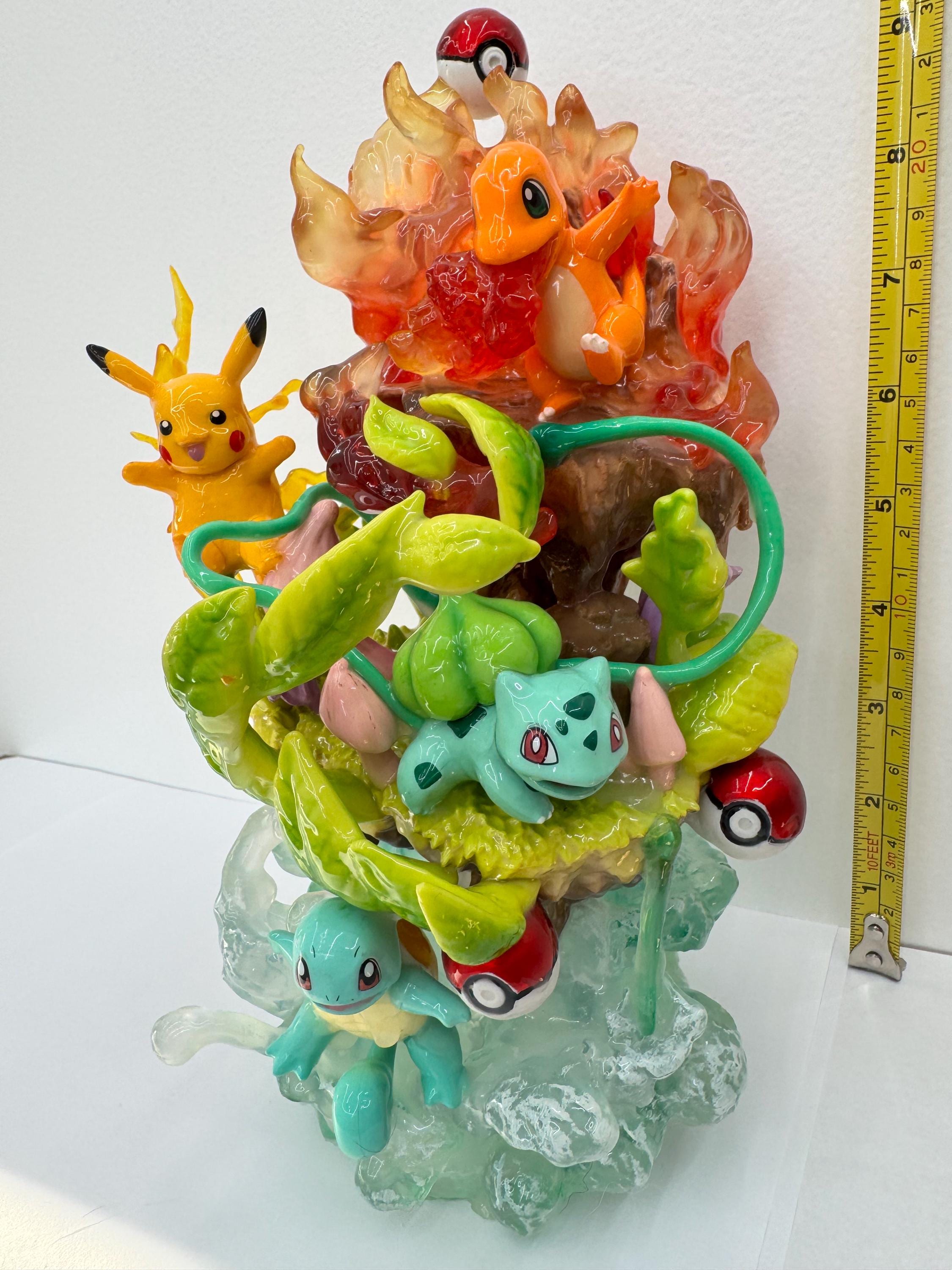 ピカチュウ、ゼニガメ、ヒトカゲ、フシギダネのプレミアム像