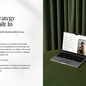 Puede incluir: Un ordenador port&aacute;til con un fondo verde. La pantalla muestra un documento con una lista de elementos y una foto de una mujer. El texto en la pantalla dice "Strategy Built In".