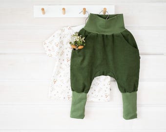 Corduroy knickerbockers with adjustable cuffs. Autumn outfit for boys and girls in sibling look in various colors. Sizes 50-128