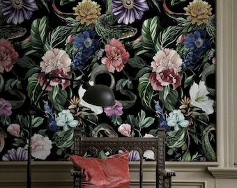 Puede incluir: Una silla de madera oscura con un cojín de terciopelo rojo se encuentra frente a una pared cubierta con un papel tapiz floral negro y verde con serpientes.