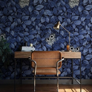 Carta da parati con motivo a gufo e foglie blu scuro, murale a tema foresta incantata, arte mistica della natura boschiva per la decorazione della camera da letto o dello studio