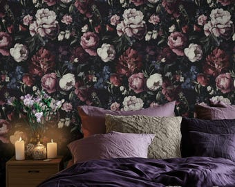 Pode incluir: Papel de parede com fundo preto escuro e um padrão floral denso de peónias em flor e pequenas flores azuis em tons de bordeaux, rosa seco e creme, criando uma estética botânica sombria e dramática para paredes interiores.