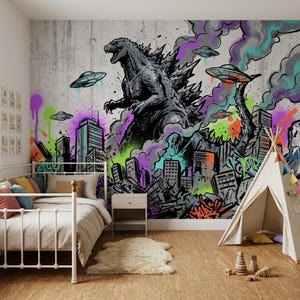 Peut inclure: Chambre avec une fresque murale de Godzilla. La fresque représente Godzilla détruisant une ville avec des ovnis dans le ciel. La pièce comprend un lit blanc, une petite table de chevet et un tipi.