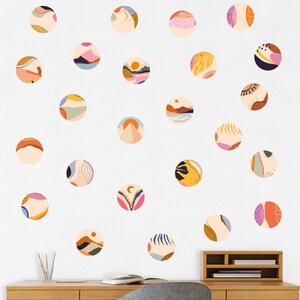 Peut inclure: Un ensemble de 20 autocollants muraux ronds colorés présentant des motifs abstraits avec des formes géométriques, des montagnes et des couchers de soleil. Les autocollants sont parfaits pour ajouter une touche de fantaisie et de couleur à n'importe quelle pièce.