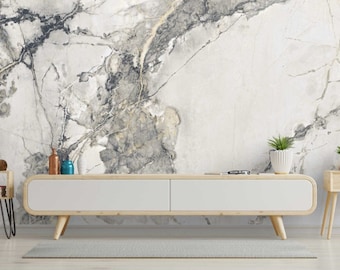 Puede incluir: Un papel tapiz con patrón de mármol blanco, gris y dorado con una consola multimedia de madera blanca y dos mesas auxiliares delante. La consola multimedia tiene dos cajones y las mesas auxiliares tienen una sola repisa.