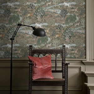 Carta da parati Dreaming Grove di William Morris, design vintage con animali della foresta, elegante murale botanico, motivo leone e cavallo, tema classico della natura