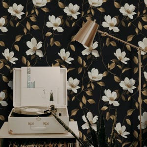 Carta da parati floreale in oro nero / murale in magnolia bianca