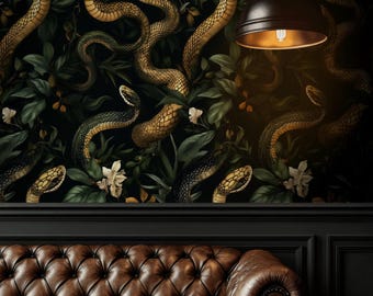 Puede incluir: Un sofá de cuero marrón capitoné colocado contra una pared cubierta con papel tapiz que presenta un patrón repetitivo de serpientes doradas, hojas verde oscuro y flores blancas, iluminado por una lámpara colgante negra en forma de cúpula.