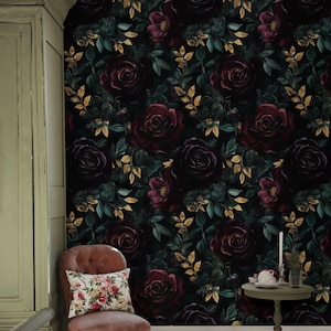 Carta da parati floreale scura con rosa bordeaux e foglia d'oro, staccabile e attaccabile, decorazione murale di lusso con accenti botanici suggestivi