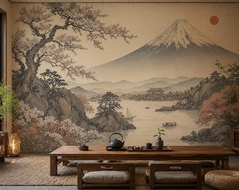 Peut inclure: Une grande fresque murale représentant un paysage avec le mont Fuji, un lac, un petit bateau et des cerisiers en fleurs dans des tons doux. Une table basse en bois avec une théière noire et des tasses est posée devant sur un tapis.