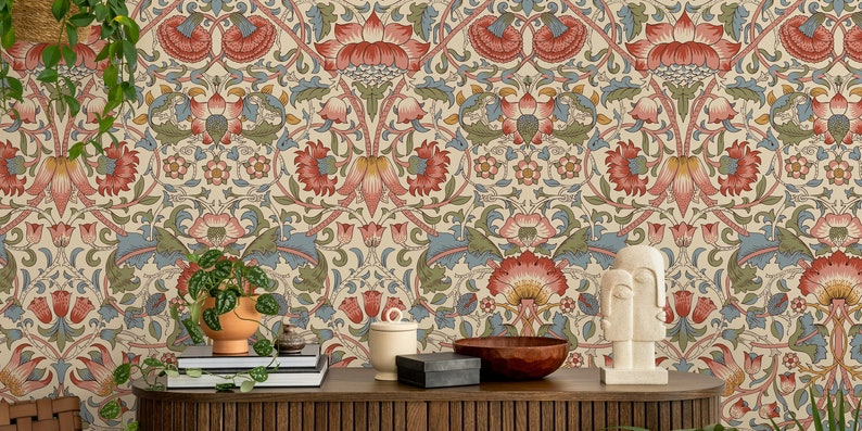 Puede incluir: Un papel tapiz beige con un patr&oacute;n repetitivo de flores estilizadas en tonos rojos, azules y verdes. El papel tapiz se muestra en una habitaci&oacute;n con una mesa de madera y varios objetos decorativos.