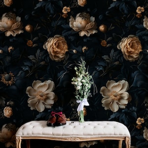 Könnte beinhalten: Eine weiße Bank mit einem floralen Hintergrundmuster. Die Bank hat ein gestepptes Kissen und verzierte Beine. Zwei Paar braune Schuhe mit roten Schleifen stehen auf der Bank, und ein Strauß weißer Blumen steht in einer Vase auf der Bank.