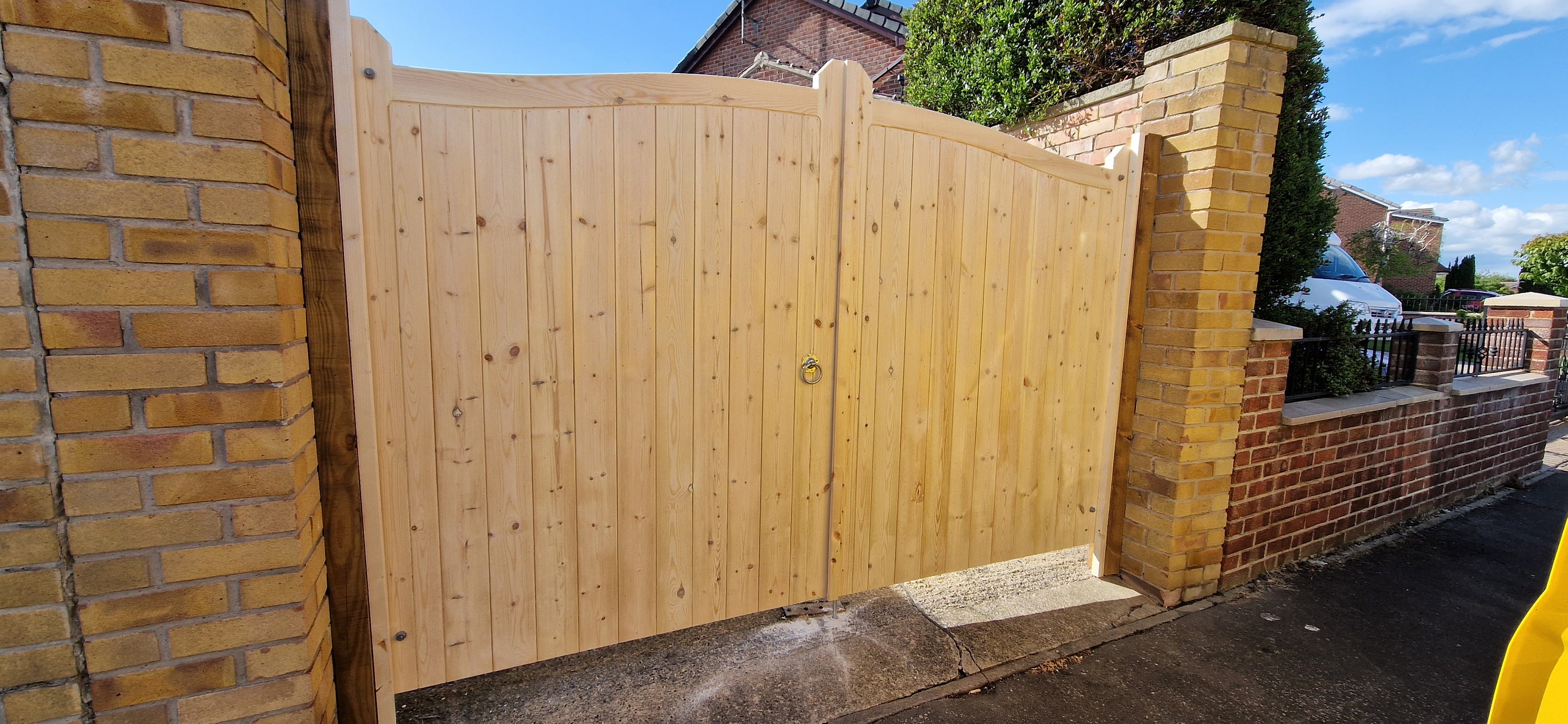 24 Modern Gate Designs for Your Driveway, Front Entryway, or Backyard Fence, image size:3000x1386