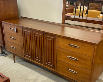 Broyhill Sculptra Lowboy Dresser - Mid Century Modern - Vintage