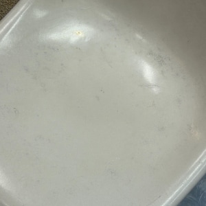 Pode incluir: Assento de cadeira de pl&aacute;stico branco com alguns arranh&otilde;es e marcas leves.