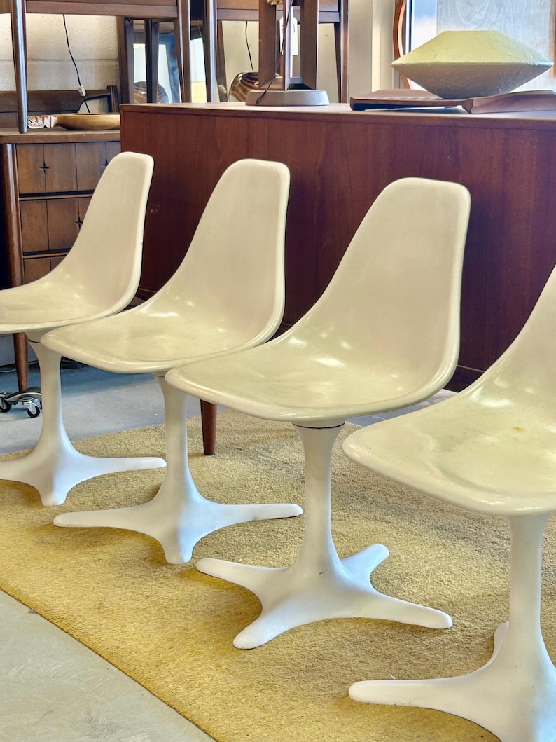 Vintage Mid Century Modern Fiberglass Tulip Dining Chairs - Set of 4 imagem 2