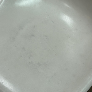 Pode incluir: Assento de cadeira de pl&aacute;stico branco com alguns arranh&otilde;es e marcas leves.