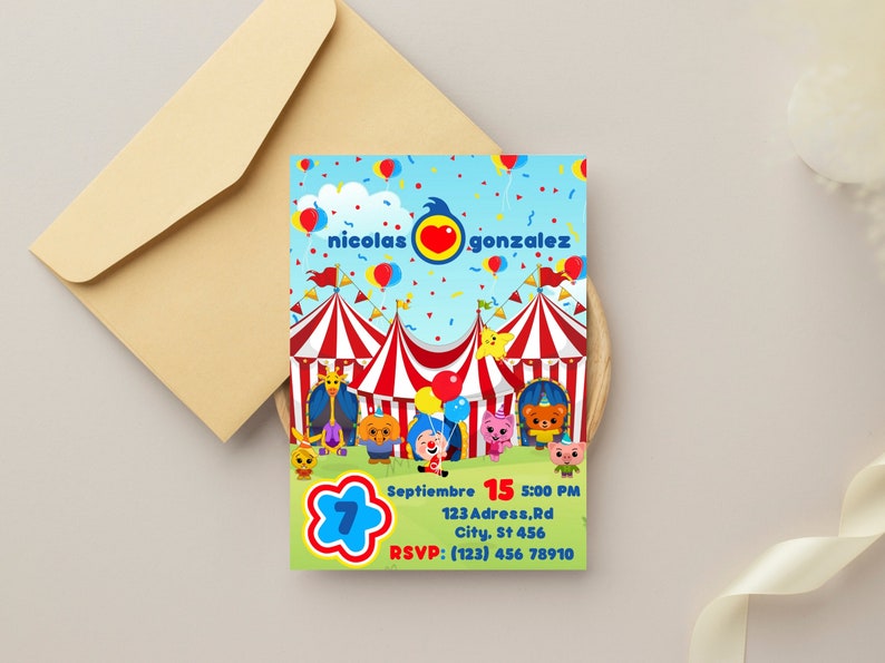 Op de afbeelding: Een kleurrijke uitnodiging voor een 7e verjaardagsfeest met een circus thema. De uitnodiging heeft een rood-wit gestreept tent, een blauw en geel hartlogo en een cartoonfiguur met een rode neus en een blauwe hoed. De tekst op de uitnodiging luidt "nicolas gonzalez" en "September 15 5:00 PM 123 Adress, Rd City. St 456 RSVP: (123) 456 78910".