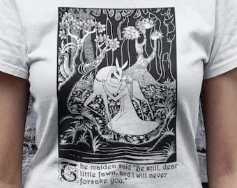 Pode incluir: Camiseta branca com uma ilustração em preto e branco de uma mulher em uma floresta com um veado. O texto na camiseta diz "The maiden said 'Be still, dear little fawn, and I will never forsake you.'"