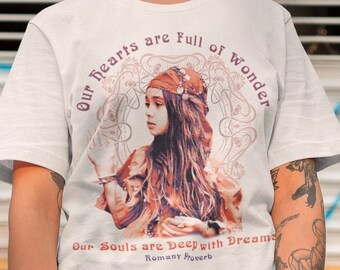 Nuestros corazones están llenos de asombro, proverbio romaní, niña gitana, camiseta unisex, sudadera con capucha unisex, camiseta sin mangas con espalda cruzada para mujer