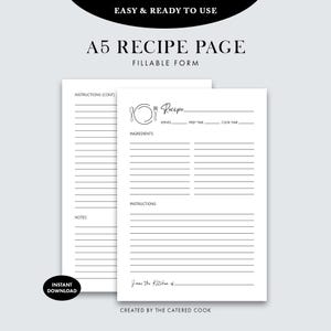 Könnte beinhalten: Zwei weiße A5-Rezeptseiten mit schwarzem Text. Auf der oberen Seite steht "A5 RECIPE PAGE FILLABLE FORM". Die Rezeptseite enthält Abschnitte für Zutaten, Anweisungen, Zubereitungszeit und Kochzeit. Unten steht "Created by The Catered Cook".