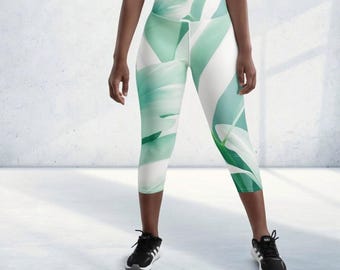 Floral High-Waist Yoga Capri Leggings: Soft, Green Plus Size Workout Pants for Women