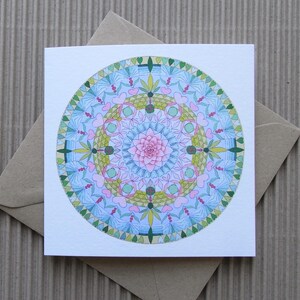 Biglietto d'auguri con cuore di loto e amore, disegno mandala verde e rosa