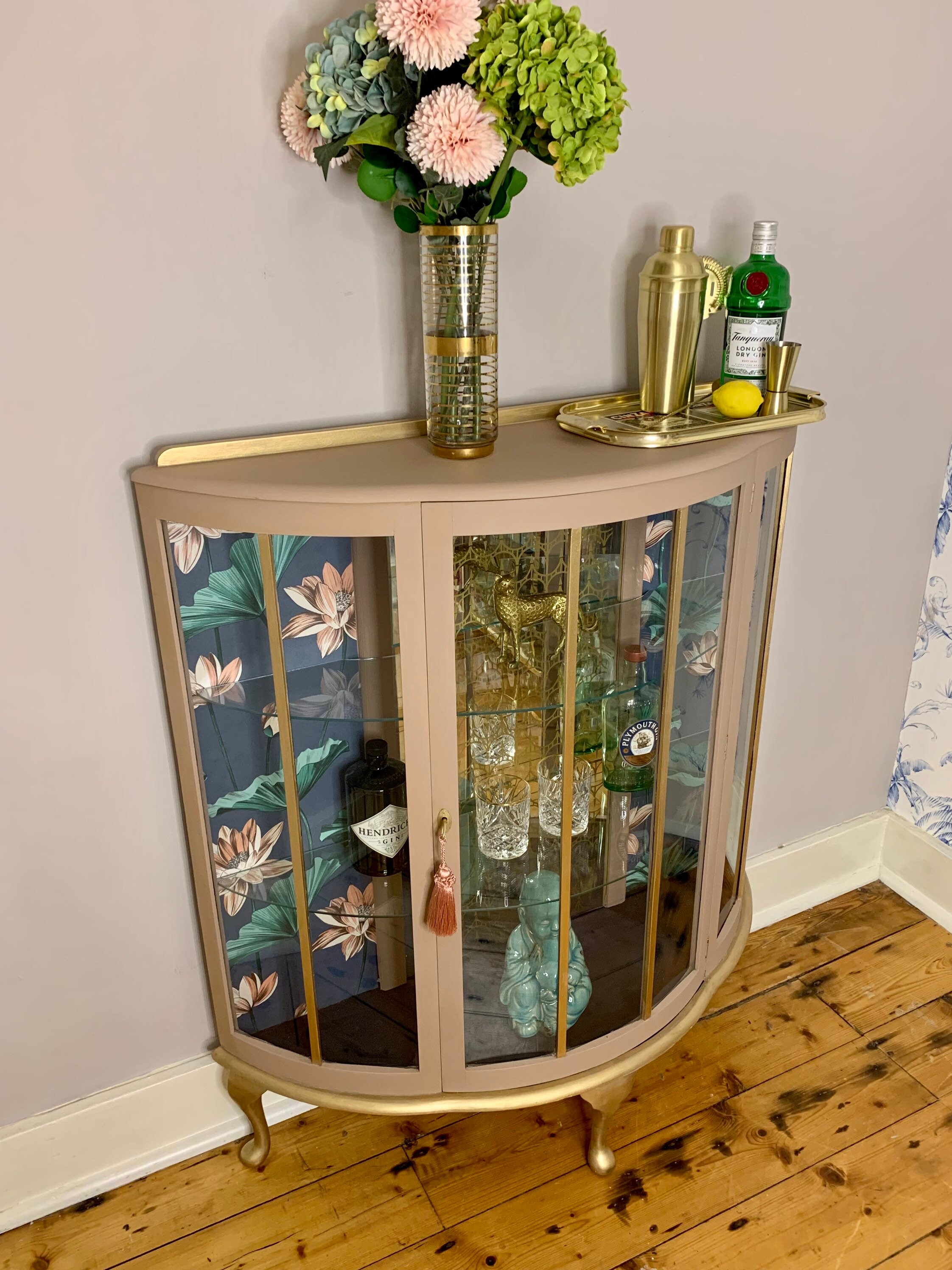 Beautiful Curved Locking Drinks/display in a Soft Etsy UK