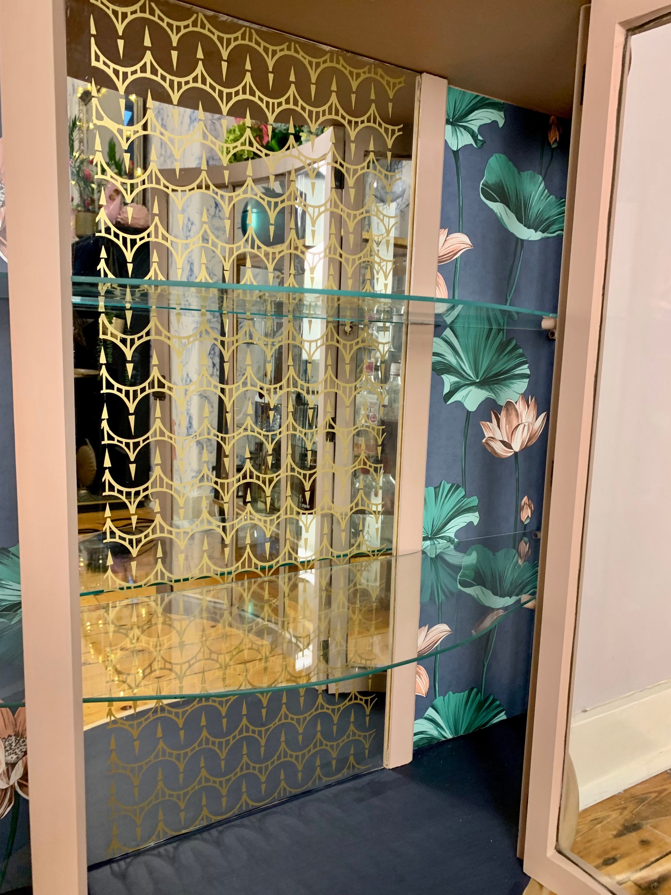 Beautiful Curved Locking Drinks/display in a Soft Etsy UK