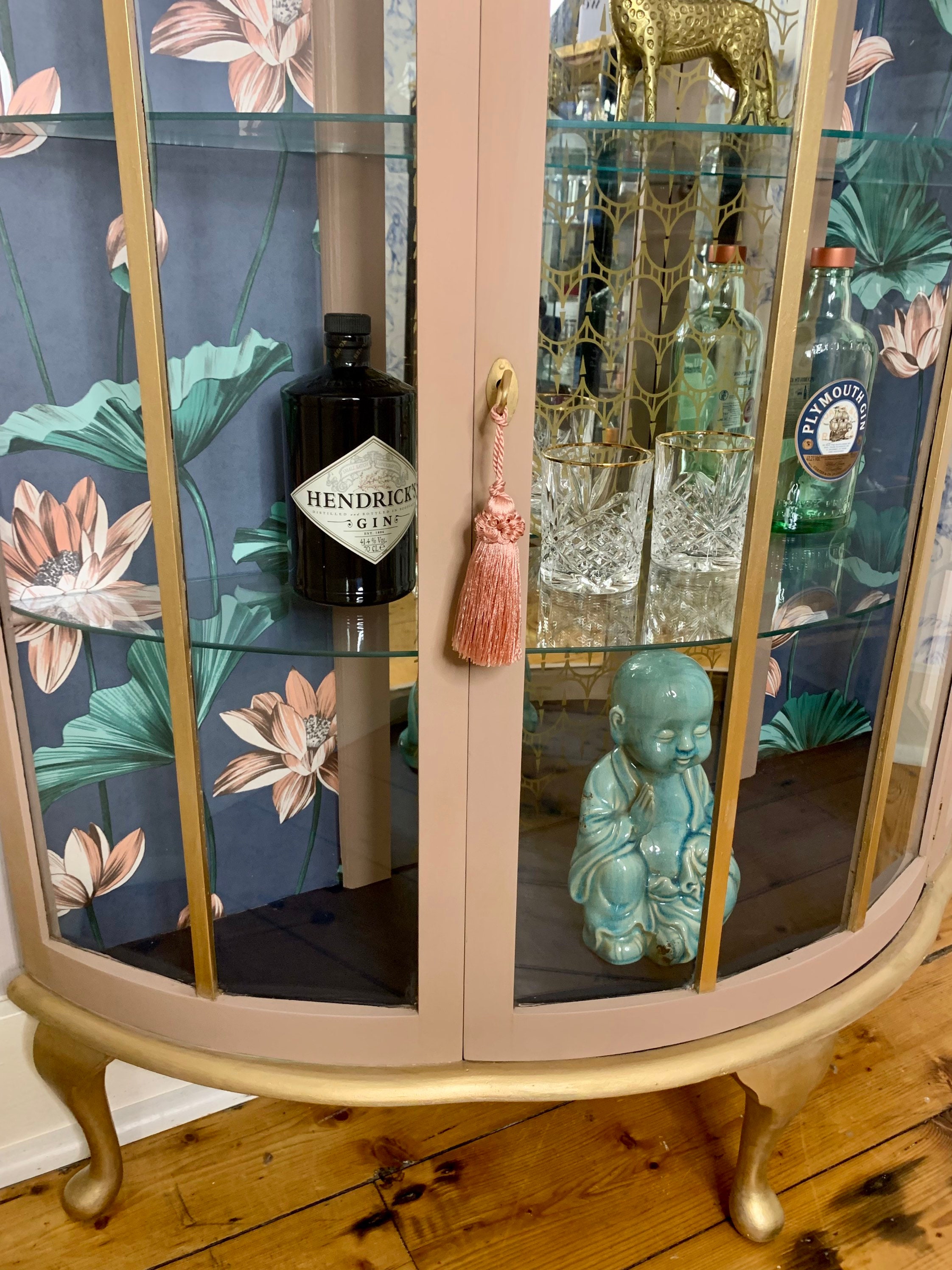 Beautiful Curved Locking Drinks/display in a Soft Etsy UK