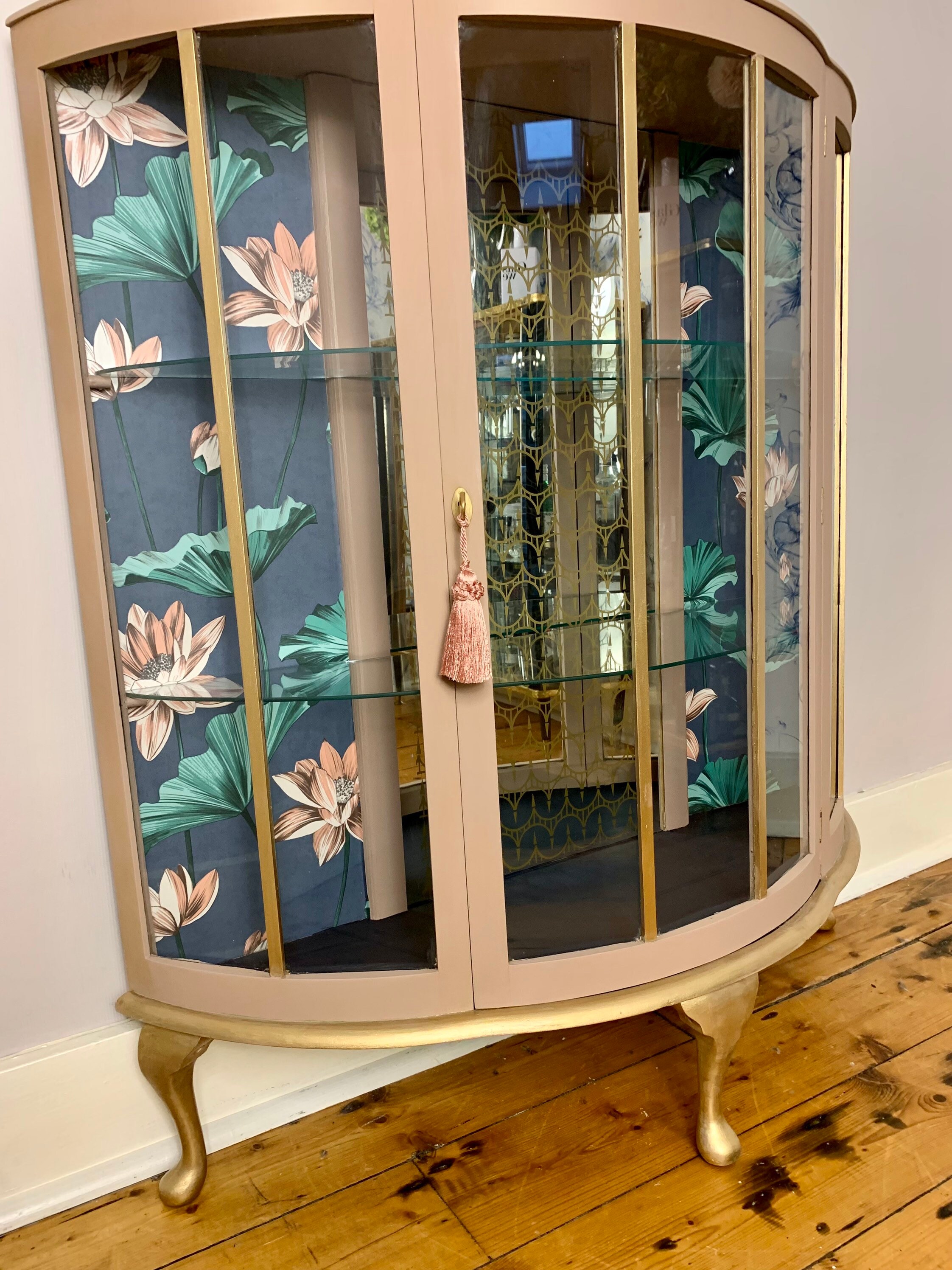 Beautiful Curved Locking Drinks/display in a Soft Etsy UK