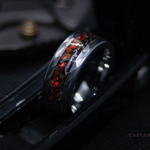 Météorite et opale rouge, bague espace, finition tungstène martelé, bague pour homme 8 mm unique fabriquée à la main