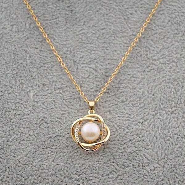 Collier femme avec pendentif géométrique avec perle en acier inoxydable Doré classique et très distingué