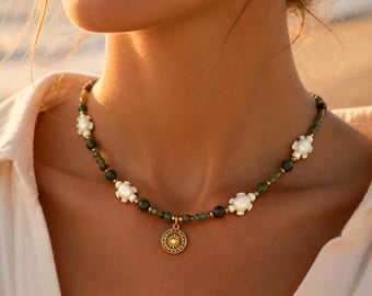 Collier femme bohème en macramé réglable avec charme soleil et perles naturelles Oeil de tigre, Jade 8 mm et perles nacrées vertes de 4 mm