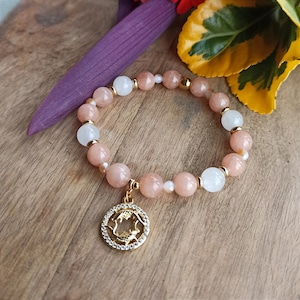Damska bransoletka z personalizowanym znakiem zodiaku z naturalnych kamieni księżyca i słońca 8 i 4 mm oraz złotej stali nierdzewnej