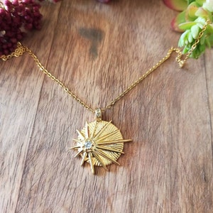 Colar feminino com medalhão de sol em aço inoxidável, muito chique e moderno