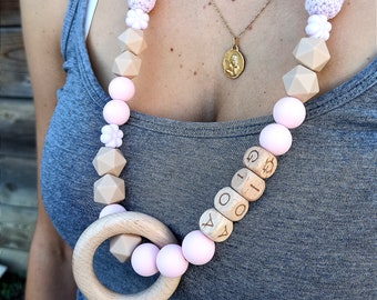 Collier d'allaitement ou de portage personnalisable Prénom en silicone alimentaire pour maman et bébé Spécial maternité Rose et bois