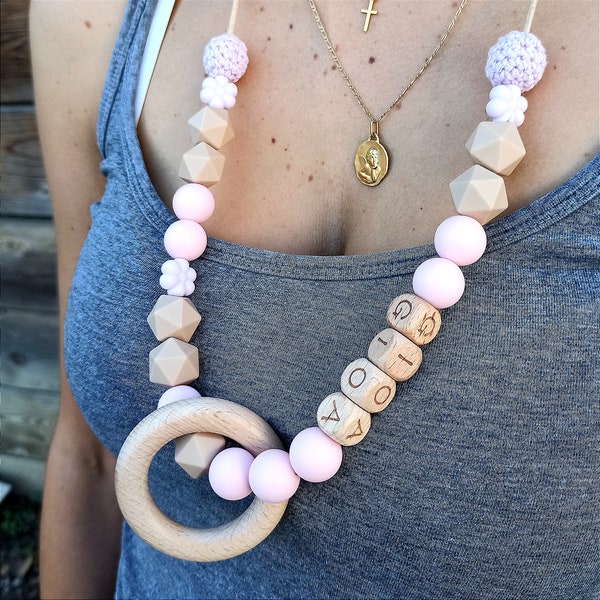 Collana allattamento o trasporto personalizzabile Nome in silicone alimentare per mamma e bambino Speciale maternità Rosa e legno