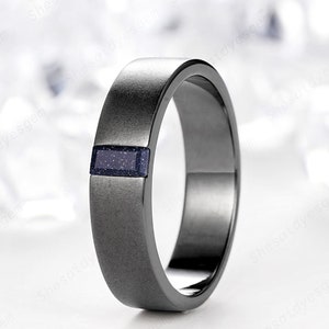 Gothic 5 mm Breite Blauer Sandstein Solitär Herren Verlobungsring, Baguette Matt Herren Ehering Versprechensring Herren Schwarz Rhodium Ring