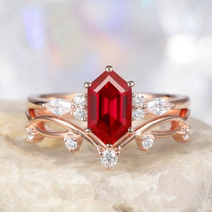 Conjunto de anéis de noivado vintage com hexágono e rubi, anel de compromisso exclusivo em ouro rosa e rubi, conjunto de casamento Art Déco, presente de aniversário de casamento, conjunto de noivado