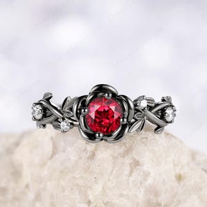 Gotisk rundslipad rubinblommig förlovningsring, vintage rubin svart guldlöfte ring, rosblommig vigselring rodium svart ring kvinnor gåva