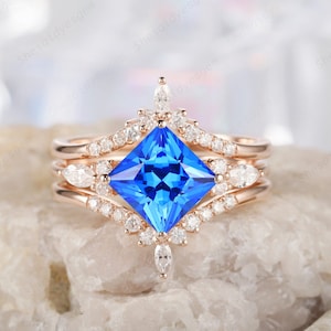 Anel de noivado com 3 peças de espinélio azul-centáurea, corte princesa, conjunto de casamento em ouro rosa, espinélio azul-cobalto, anel de compromisso de fogo azul brilhante